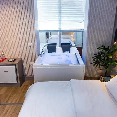 The Bubbles - Jacuzzi * Tirana