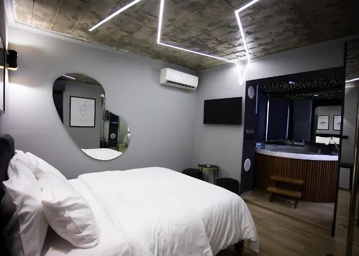 The Bubbles - Jacuzzi Hotel Tirana