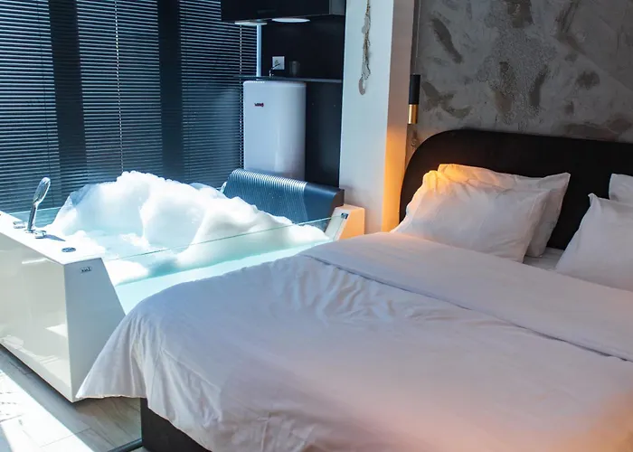 Hotel The Bubbles - Jacuzzi Tirana