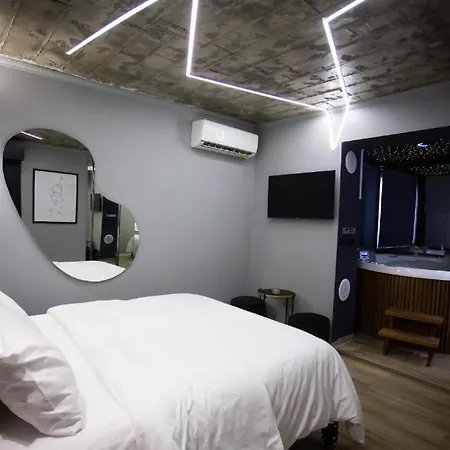 The Bubbles - Jacuzzi 酒店 地拉那