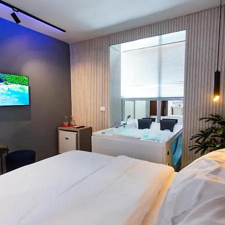 The Bubbles - Jacuzzi 地拉那