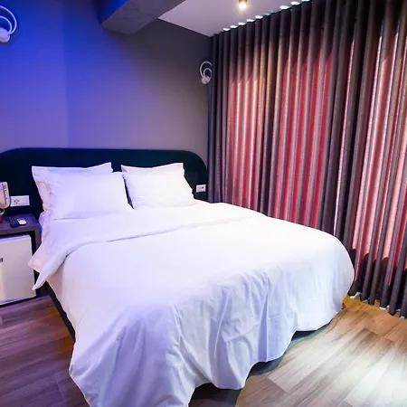 The Bubbles - Jacuzzi 地拉那